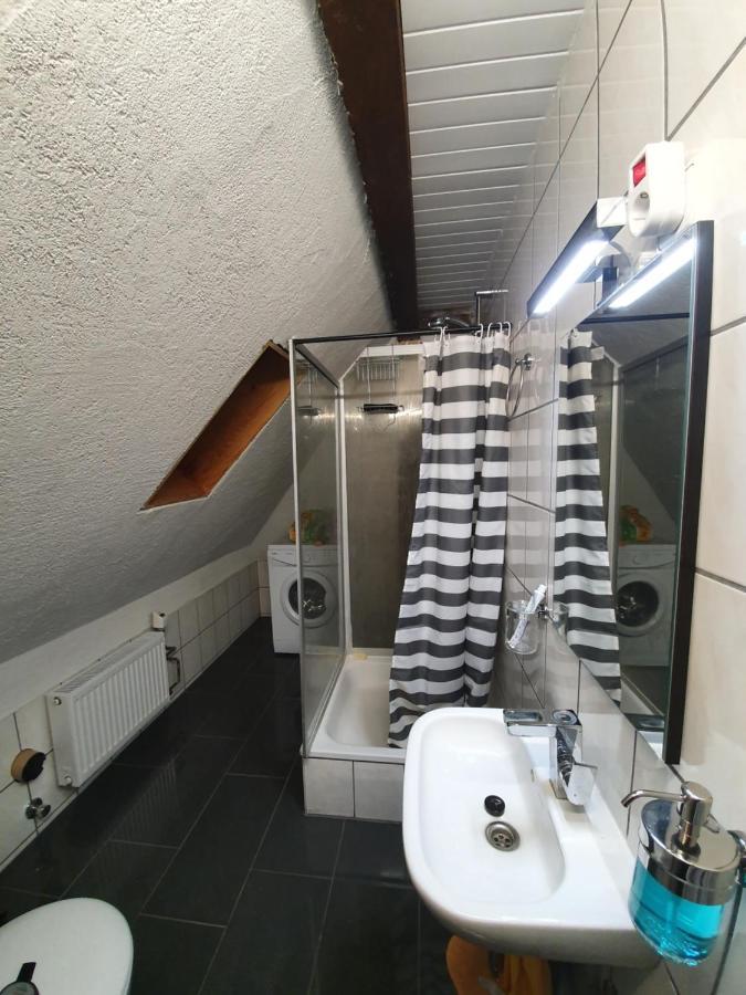 Dachgeschosswohnung In Neumuenster 2 Zimmer Luaran gambar